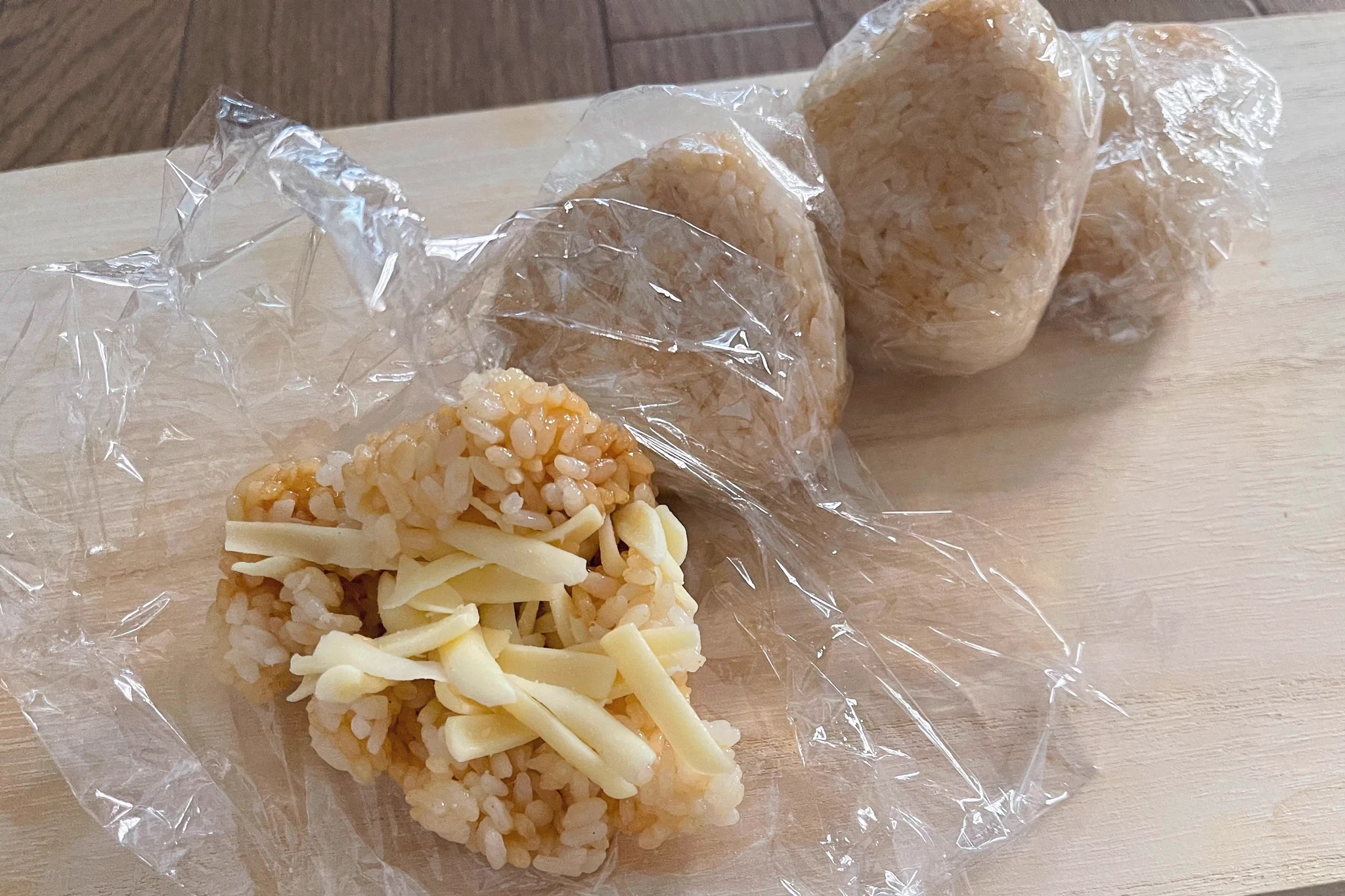 必要な食材が少ないからお手軽に作れそう！チーズがとろける「焼きおにぎり」の作り方！