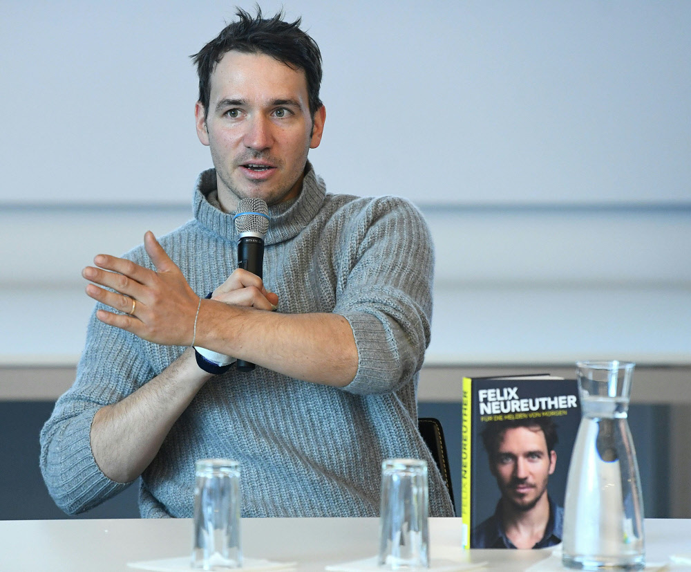 Felix Neureuther ist zurecht sauer: Er kritisiert Formate wie den Parallelbewerb, den straffen Kalender, auf ihre Geldbeutel bedachte Funktionäre und auch das Schulsystem
derstandard.at/story/20001242…