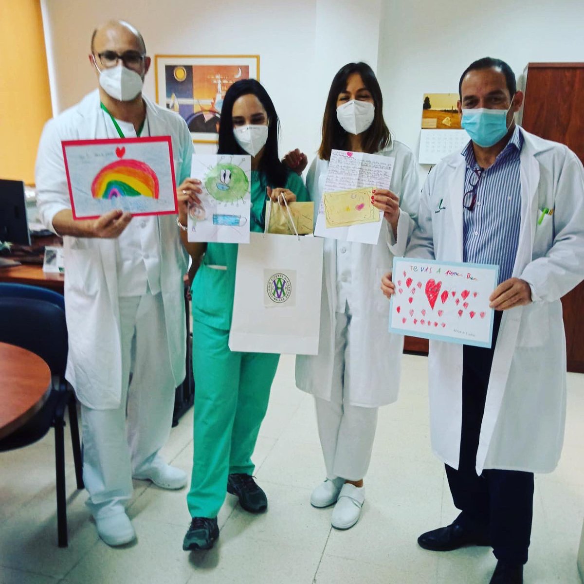 HUVV_SAS's tweet photo. Nuestro agradecimiento a los niños y niñas del colegio #VicenteAleixandre por hacernos llegar estas cartitas llenas de ilusión⭐️ y muy buenos deseos 💫 para nuestros pacientes #Covid🦠, a los que se las haremos llegar a través de los profesionales de #HUNIDOS♥️
@MalagaJunta https://t.co/Z54aTLPSsy