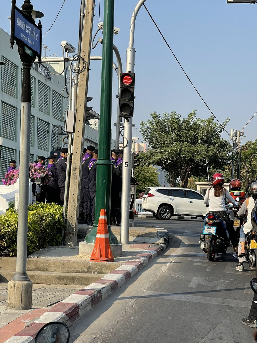 riskyriksh's tweet photo. ตลอดถนนสุโขทัยมีการวางกำลัง ตชด. เป็นระยะ #ม็อบ20กุมภา https://t.co/PDMijQCeXt