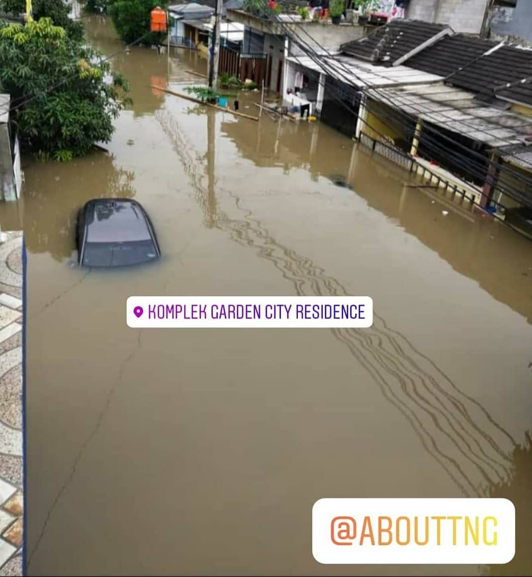 About Tangerang בטוויטר Hujan Deras Yang Mengguyur Kawasan Tangerang Mengakibatkan Ratusan Rumah Di Perumahan Garden City Dan Total Persada Kecamatan Periuk Kota Tangerang Terendam Banjir Https T Co Ixwnhe6ka2