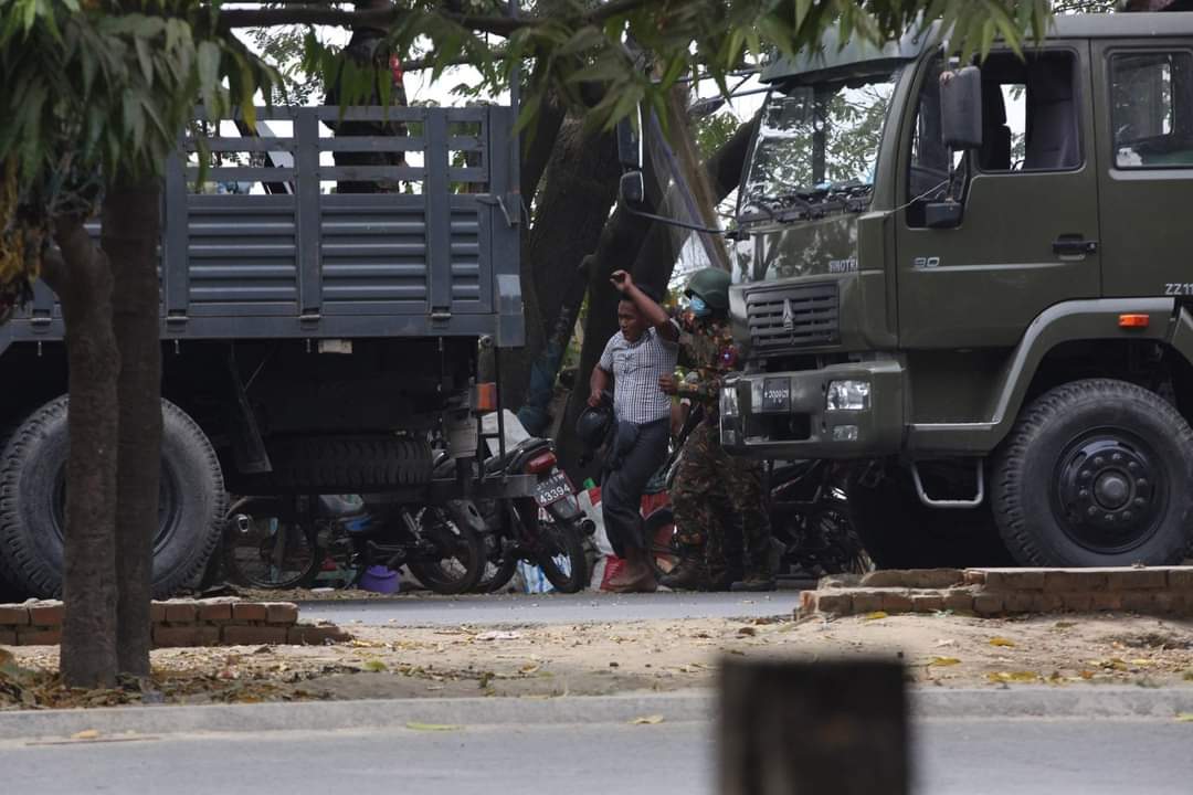Our citizens in Mandalay are being attacked by the Military police and soldiers!!!

People in Mandalay are treated with injustice like this !!!

Please spread the news about Mandalay asap!!!

#WhatsHappeningInMyanmar
#Feb20Coup