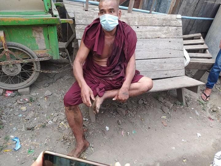 na_gyi's tweet photo. Police use extreme force on civilians and throw star pin among running crowd in Mandalay this afternoon. #WhatsHappeningInMyanmar #SaveMyammar #Feb20Coup #PoliceBrutality #myanmarmilitarycoup #HearTheVoiceOfMyammar #MilkTeaAlliance https://t.co/sr5KMV4k8L