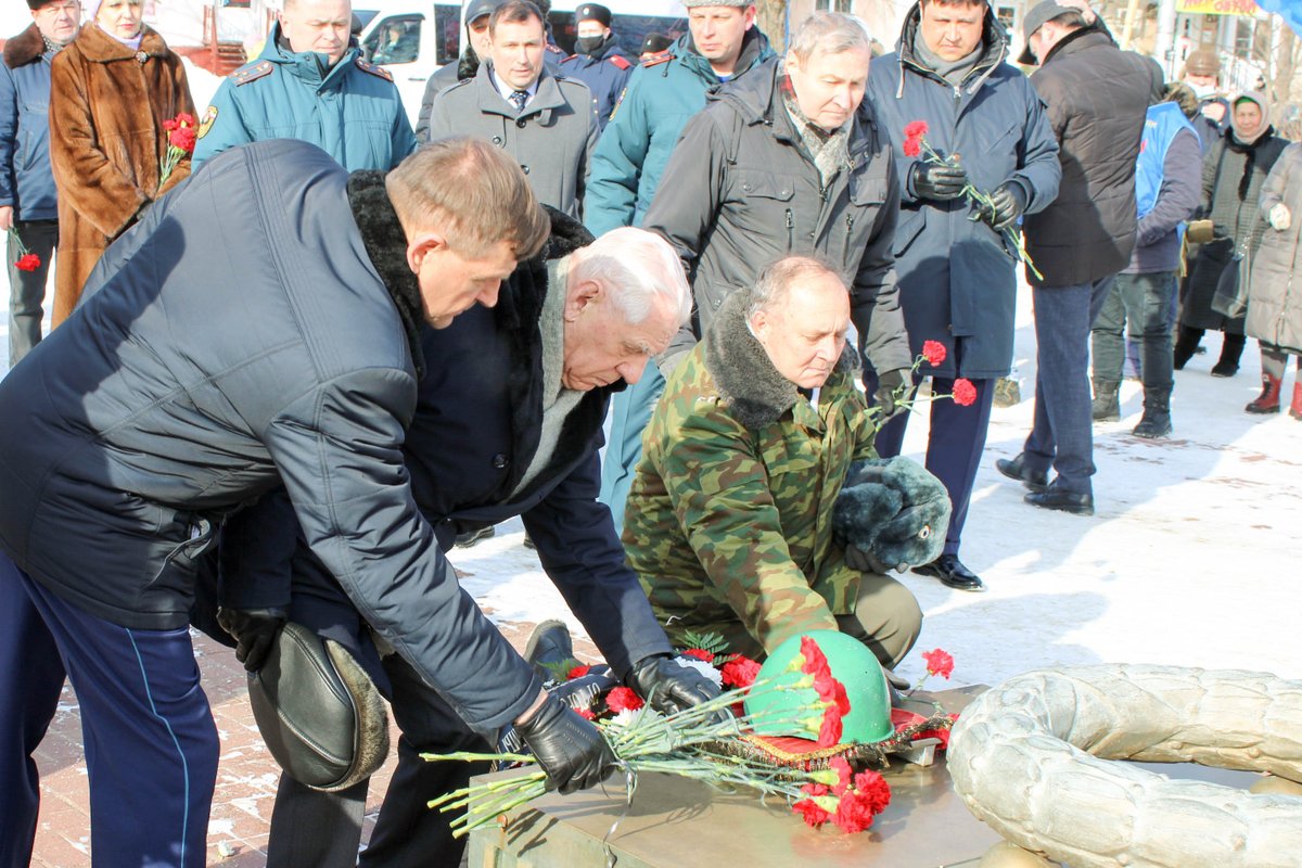 Протченко александр иванович генерал майор. Них возложенные на данный. Бахмут 9 мая. Возложенные цветы. Возлагают цветы к могиле неизвестного солдата.