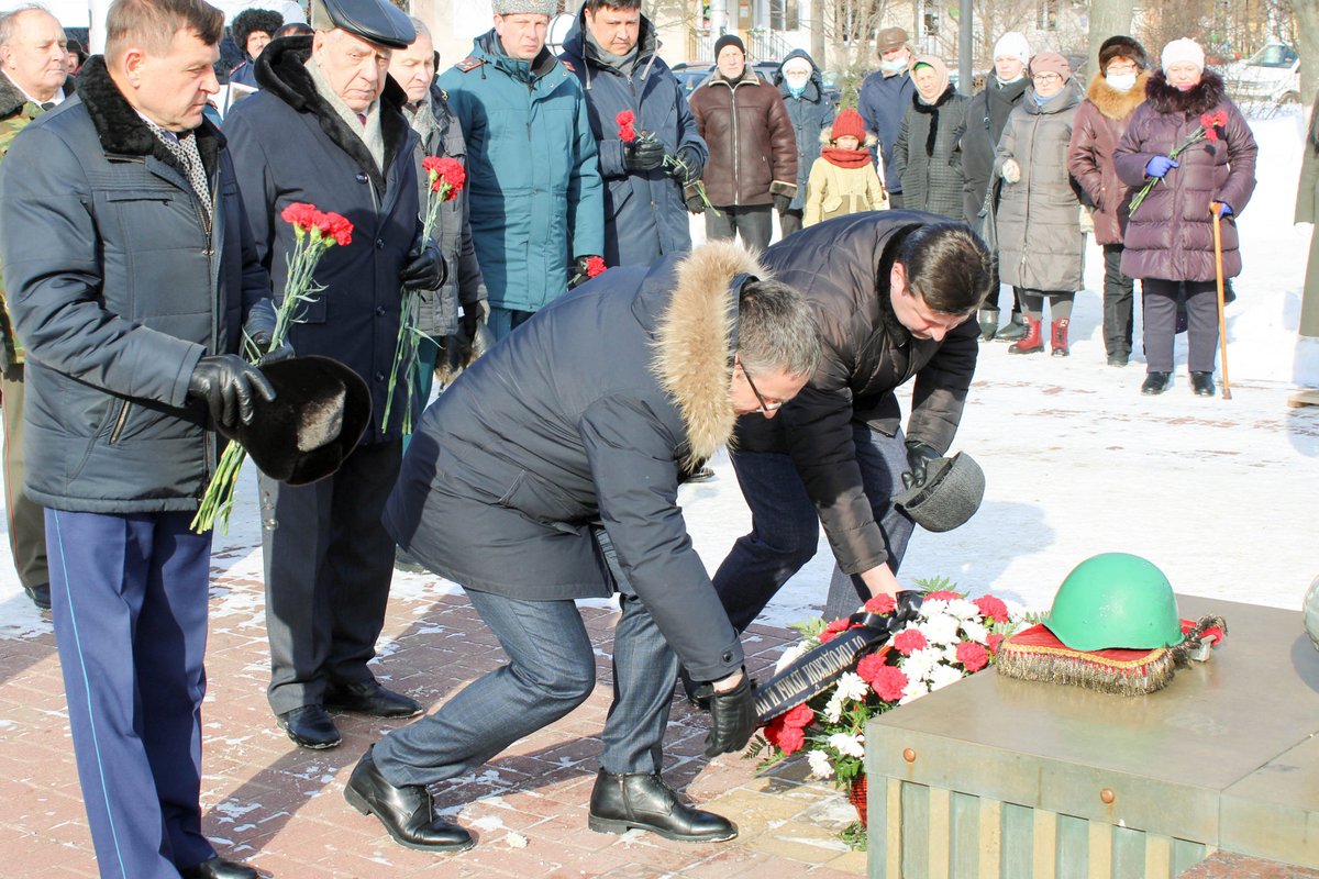 День победы прошло мероприятие. Калуга могила неизвестного солдата вечный огонь. Могила неизвестного солдата в Калуге в Калуге на площади Победы. Площадь Победы Калуга вечный огонь. Возложение венков к могиле неизвестного солдата.