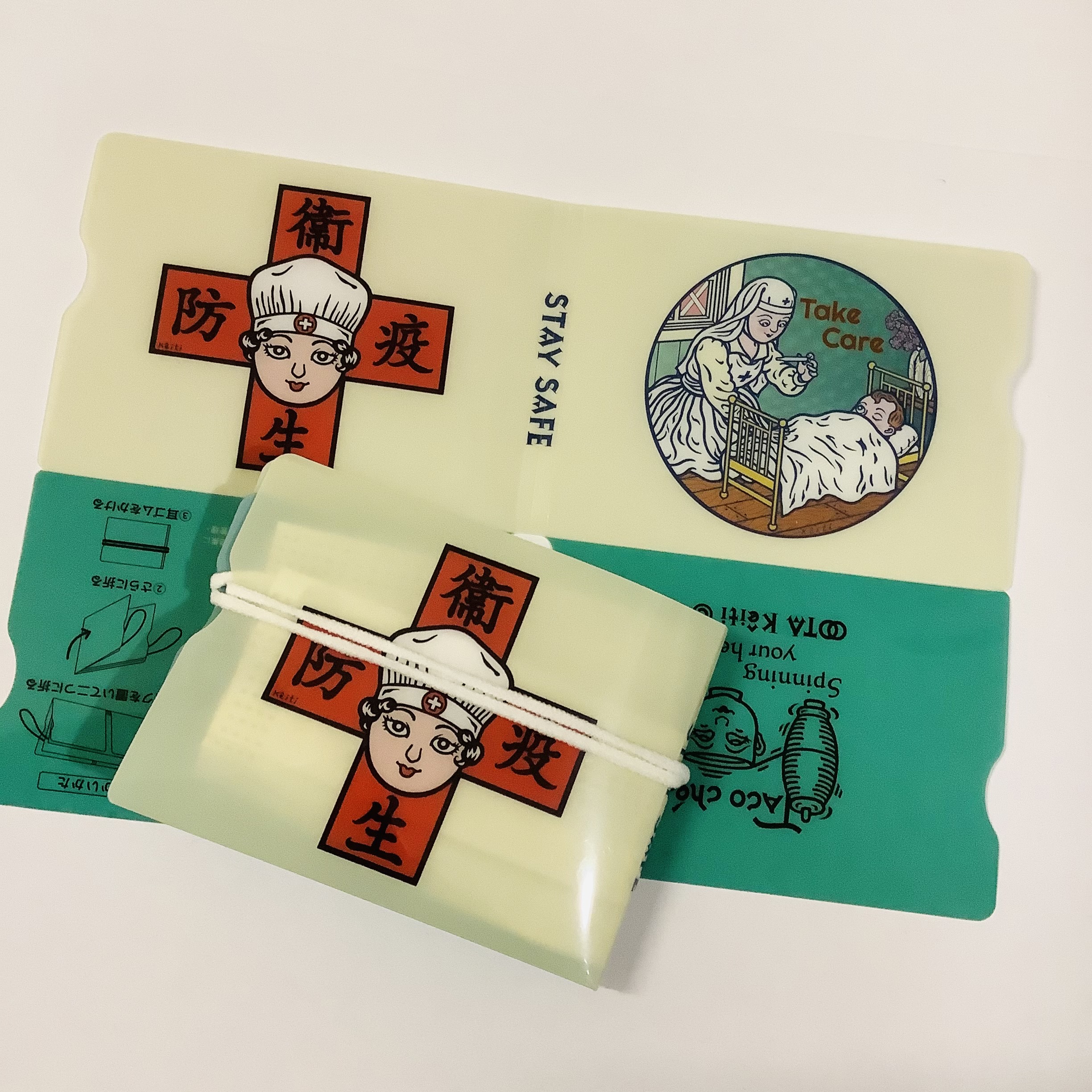 タコシェ Taco Che 太田螢一さんのイラストを使ったコンパクトマスクケースが完成しました 食事の時など ちょっとマスクを外したいときに 使用中マスクを はさんで折りたたむだけで ポケットやバッグに仕舞える Icカードくらいの大きさの抗菌マスク