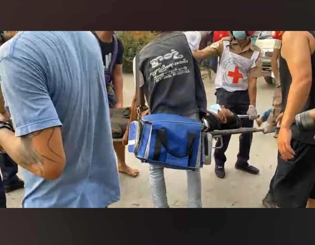 The Military brutally attacked and shot Citizens who’re peacefully supporting CDM workers at Yadanarpon Harbour ,Mandalay .They used REAL BULLETS not rubber bullets!!!! The military’s abusing us , weaponless citizens!!@UNHumanRights@freya_cole #Feb20Coup #WhatsHappeningInMyanmar
