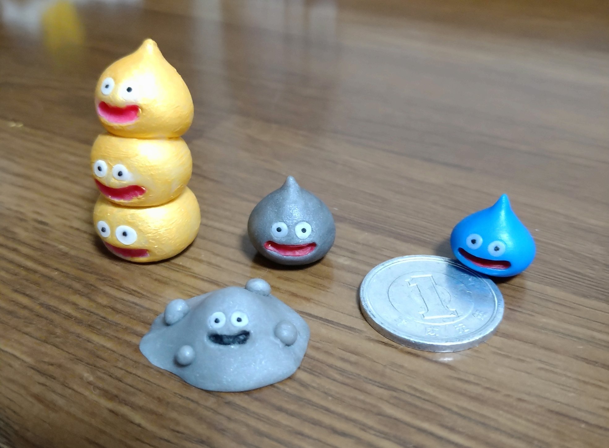 Twitter 上的 ちみも ドラクエ10 今日の1円サイズスライムたちです メタルたちは銀の塗料練りこんだけど銀感伝わるかな ゴールデントーテムは上から金の絵の具で塗っただけです 樹脂粘土 ドラクエ ハンドメイド T Co E6h8sfybzz Twitter