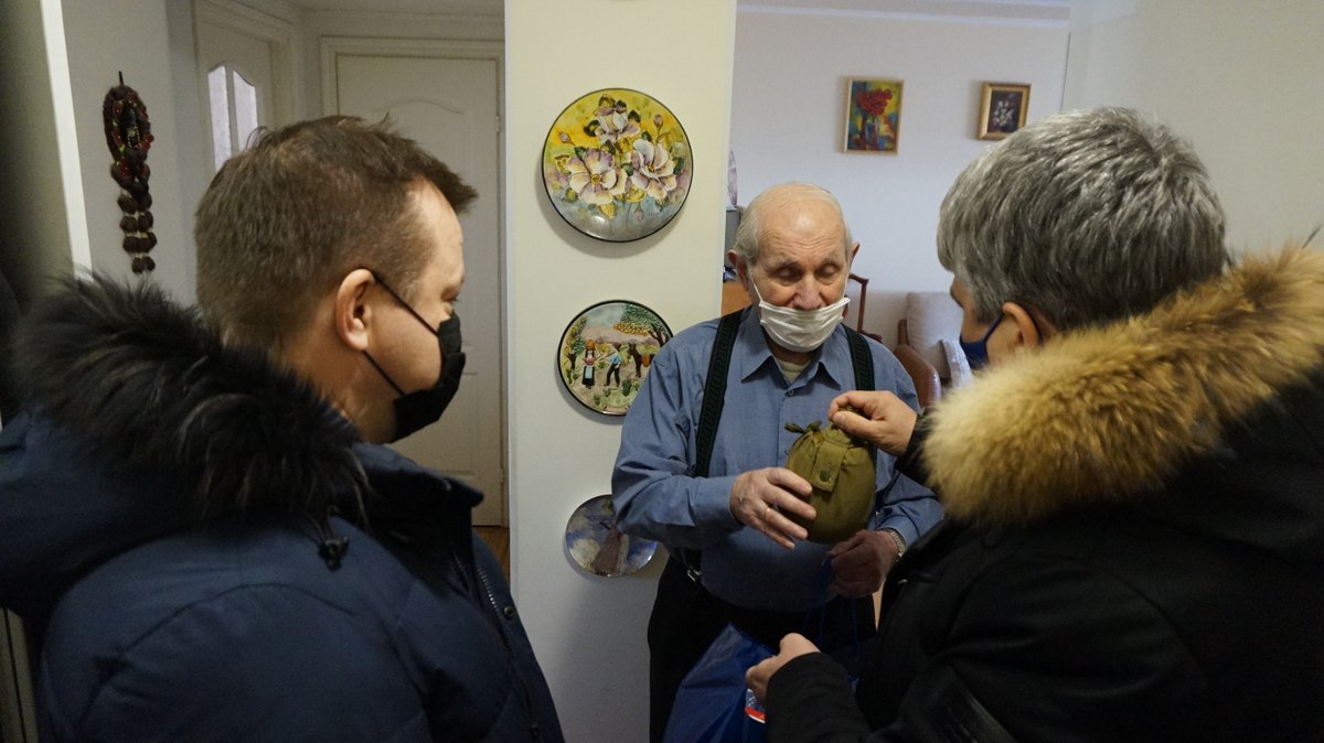 AdmSamRna's tweet photo. Глава района Роман Радюков и зам. председателя 
@Duma_Samara Сергей Рязанов поздравили ветеранов с наступающим 23 февраля, пожелали здоровья, мира и добра и вручили подарки от Губернатора @D_Azaroff и от общественной организации "Офицеры России". @rradyukov https://t.co/C0DFZclY60