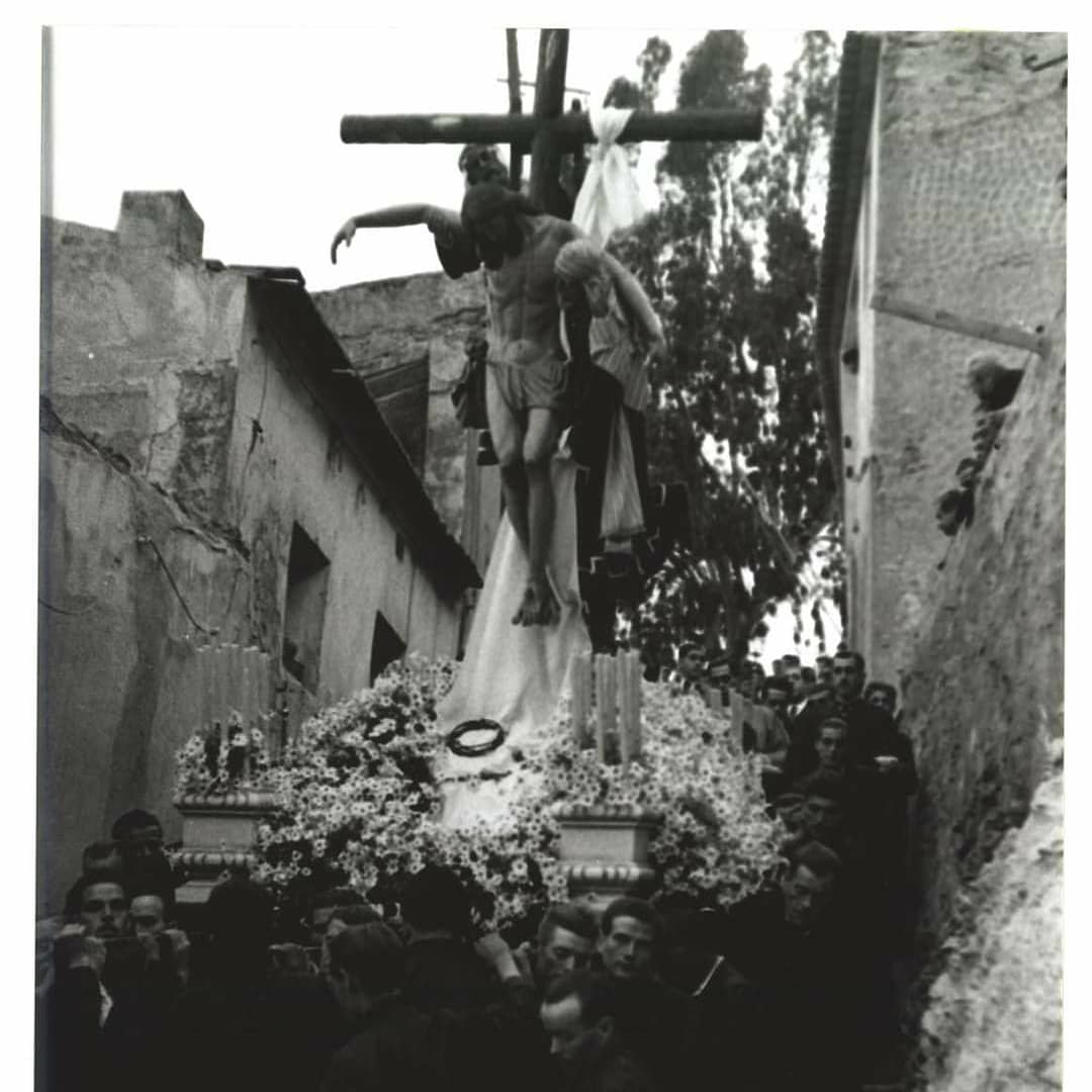 HdadSantaCruz's tweet photo. #fecha Tal día como hoy, el 20 de febrero del año 1946, la Hermandad de Santa Cruz, tras retomar su andadura un año antes, recibió del entonces gobernador de la ciudad, D. José María Paternina Iturriagagoitia, el encargo de #eldescendimiento.

#semanasanta2021
#castillolastrucci https://t.co/MIfcVhUJV0