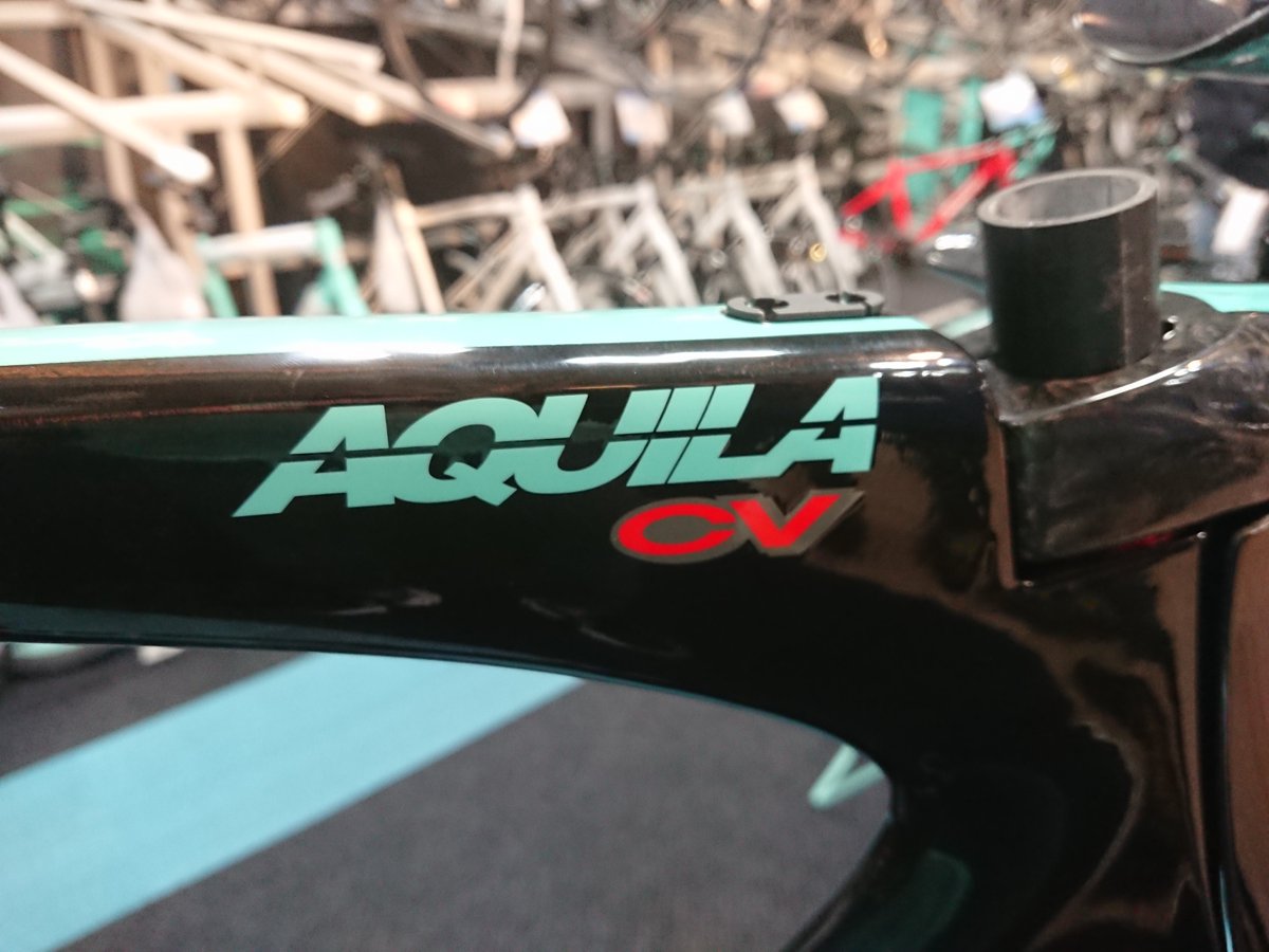 IFT_Bianchi's tweet photo. ビアンキ福岡天神店の大石です。
AQUILA CV
Bianchi屈指のエアロ性能を持ったバイク!ポジションの調整次第でタイムトライアルとトライアスロンのどちらも挑戦できます!どちらでも振動除去システム『カウンターヴェイル』がライダーのパフォーマンスをサポートしてくれます!
#AquilaCV #Bianchi https://t.co/GA9cdWF1rn