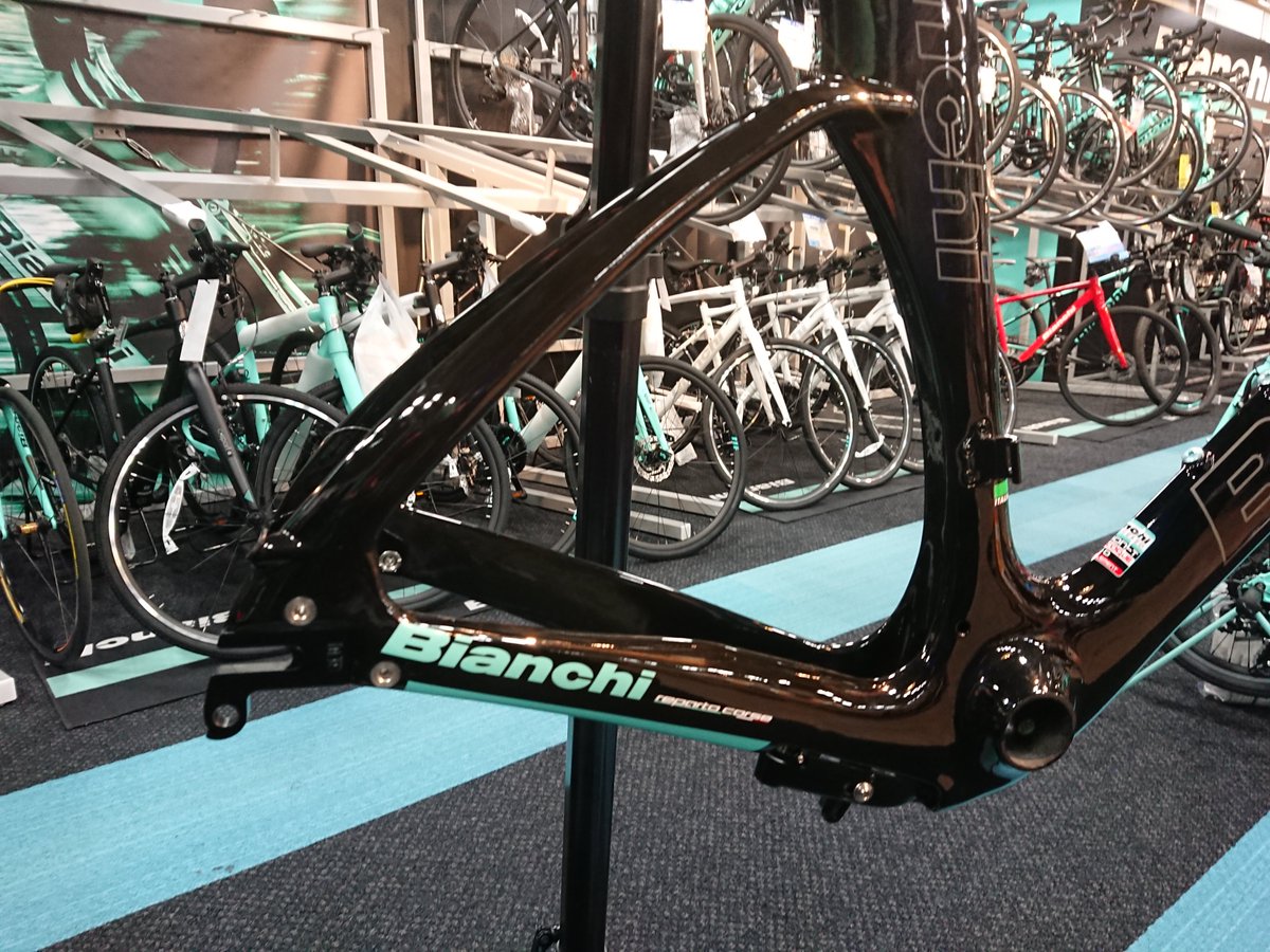 IFT_Bianchi's tweet photo. ビアンキ福岡天神店の大石です。
AQUILA CV
Bianchi屈指のエアロ性能を持ったバイク!ポジションの調整次第でタイムトライアルとトライアスロンのどちらも挑戦できます!どちらでも振動除去システム『カウンターヴェイル』がライダーのパフォーマンスをサポートしてくれます!
#AquilaCV #Bianchi https://t.co/GA9cdWF1rn