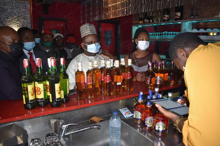 RolandeNgo's tweet image. L'affaire de spiritueux frelatés ci hein @FelixNyeck @DitOwona