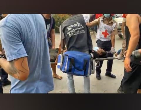 ivyrai | maestro 🩷🩵 (@ivyraiii) on Twitter photo Shooting with real bullets in Mandalay happening NOW!!!! One got injured in the abdomen. DEAR JUNTA, STOP COMMITTING CRIMES AGAINST HUMANITY #WhatsHappeningInMyanmar #Feb20Coup <a href="/KenRoth/">Kenneth Roth</a> <a href="/freya_cole/">Freya Cole</a> <a href="/RapporteurUn/">UN Special Rapporteur Tom Andrews</a> <a href="/TostevinM/">Matthew Tostevin</a> <a href="/UNHumanRights/">UN Human Rights</a> <a href="/hrw/">Human Rights Watch</a> Shooting with real bullets in Mandalay happening NOW!!!! One got injured in the abdomen. DEAR JUNTA, STOP COMMITTING CRIMES AGAINST HUMANITY #WhatsHappeningInMyanmar #Feb20Coup <a href="/KenRoth/">Kenneth Roth</a> <a href="/freya_cole/">Freya Cole</a> <a href="/RapporteurUn/">UN Special Rapporteur Tom Andrews</a> <a href="/TostevinM/">Matthew Tostevin</a> <a href="/UNHumanRights/">UN Human Rights</a> <a href="/hrw/">Human Rights Watch</a>