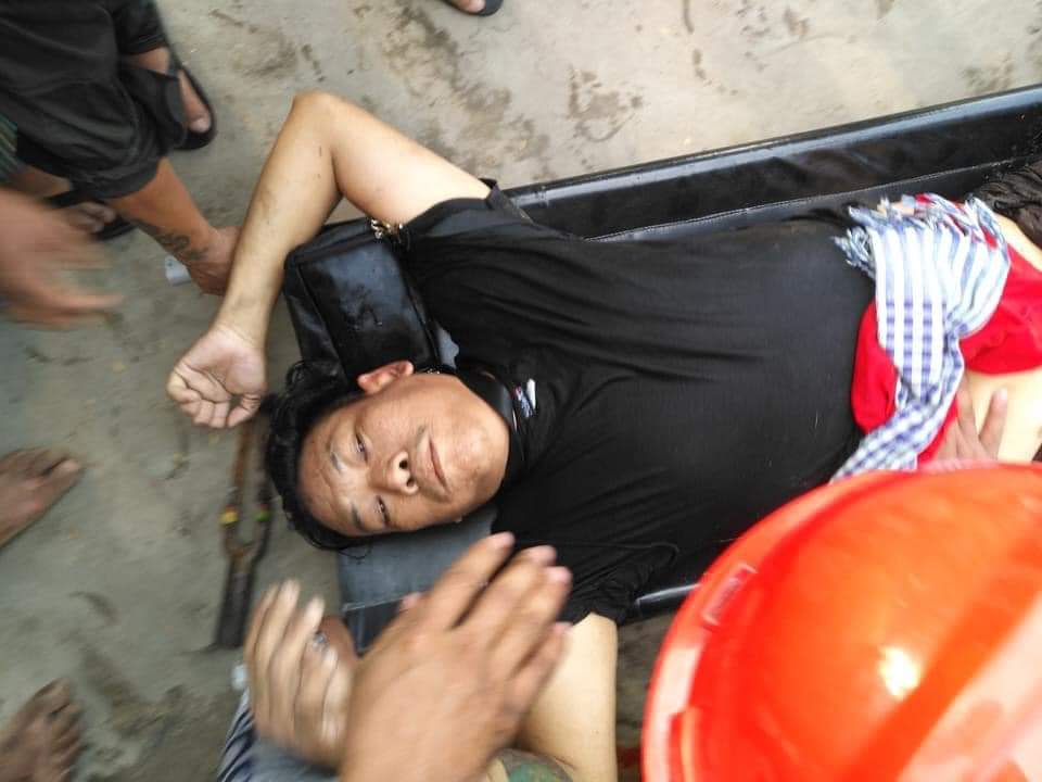tw // blood
Pictures revealing how Police committing crime against Humanity. In pictures , you’ll see a man was shot with real bullet and it penetrated through abdomen. 
His life was in danger because of the brutal shooting by the police

#Feb20Coup
#WhatsHappeningInMyanmar
