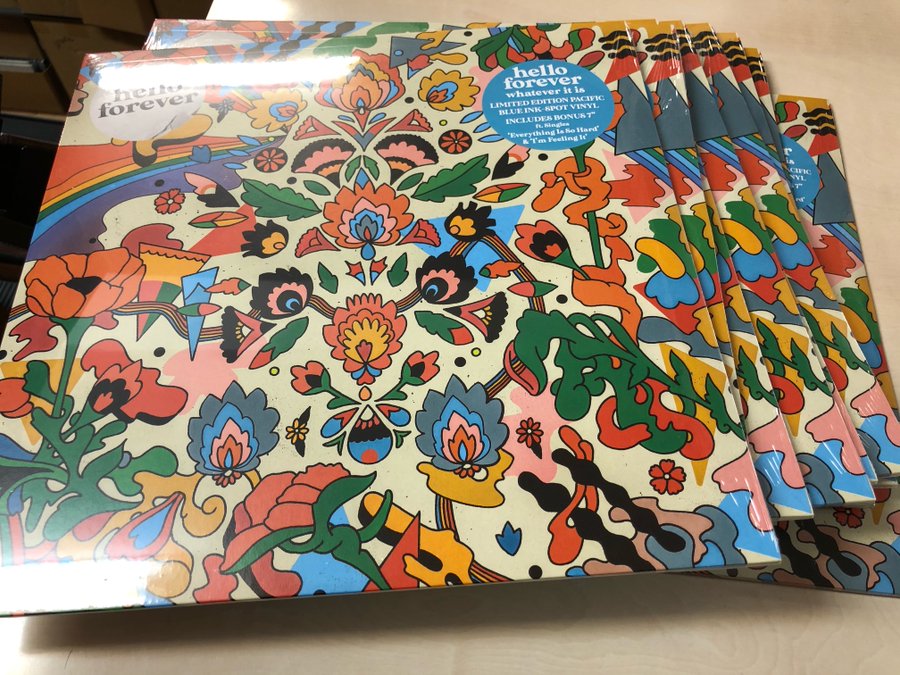 DAWA_FLAKE's tweet image. 昨年の大穴特大ヒット傑作！まだ限定盤再入荷できてます！名門ラフトレから！もう既に話題のLAのインディコレクティブ1stアルバム！7インチ付の限定カラー盤！内容もめちゃくちゃいい。
HELLO FOREVER / WHATEVER IT IS (PACIFIC BLUE / WHITE) / LP+7" / ￥3,990 flakerecords.com/rcminfo.php?CO…