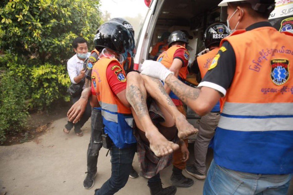 aqua_nwayoo's tweet photo. BREAKING: A man has been shot in his left rib in Mandalay and is being rushed to a nearby hospital. More police and soldiers are arriving at an increasingly violent crackdown on demonstrators there. #WhatsHappeninglnMyanmar #Feb20Coup https://t.co/GpJyAx5d32