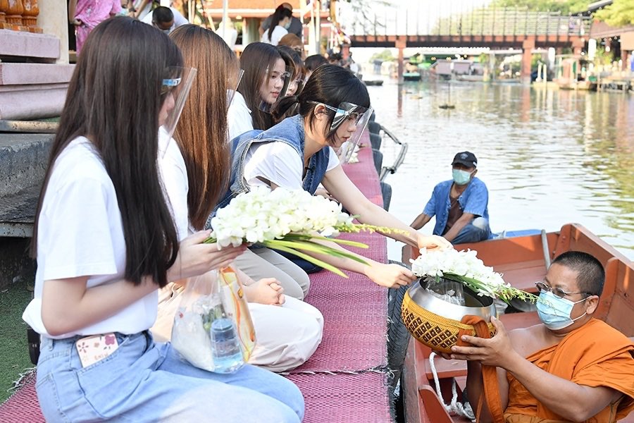 editorkaraoke's tweet photo. จีจี้ วี น้ำหนึ่ง ปูเป้ แพนเค้ก และปาเอญ่า ตัวแทนศิลปินไอดอลหญิงวง BNK48  ครั้งแรกกับรูปแบบคอนเท้นต์ Online เสิร์ฟความแปลกใหม่สไตล์เอ้าท์ดอร์ ชวนแฟนๆ ปั่นความสนุกติดขอบจอรอชมกิจกรรมดีต่อใจในวันมาฆบูชา 26 กพ. 64 ศกนี้  ผ่าน Facebook &amp; YouTube BNK48 https://t.co/QJ91zFuS9j