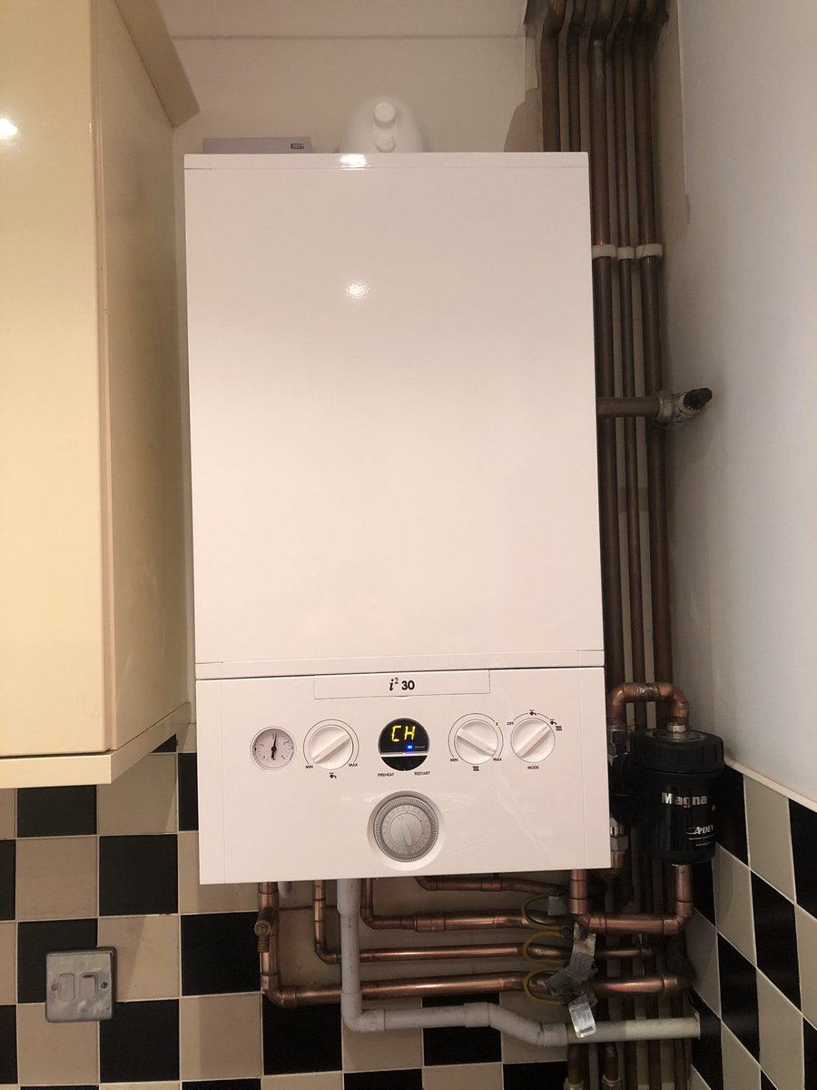 rhys_gosling's tweet image. Saturday morning combi sliiiiiiiing! (Flushing in the week) #plumber #gassafe  cracking @IdealBoilers Atlantic 24kw, fantastic little boilers with a 5 year warranty for the budget range. @EsiControls programmable thermostat to control 🙌🏿👨🏽‍🏭