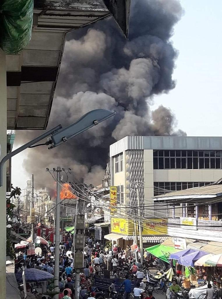 thurasoemyk's tweet photo. Dear World, this is happening now in Myanmar they need your help. 

Please Save Myanmar 🇲🇲 🙏🙏🙏

#JusticeForMyanmar
#PrayForMyanmar
#AgainstMyanmarMilitaryCoup https://t.co/NvG9pbYGq4