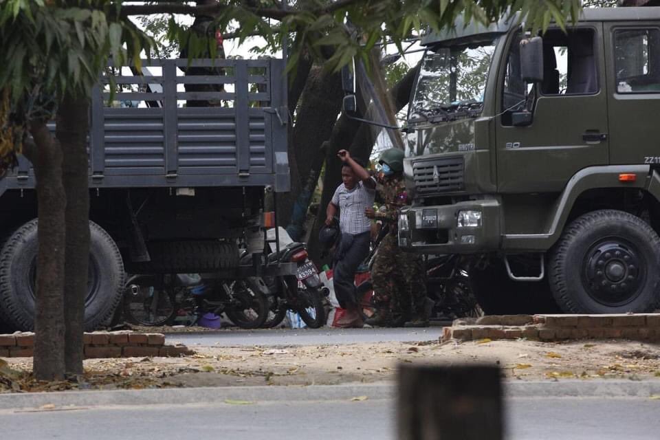 1/4 Security forces shot into the crowd in Mandalay where hundreds of people are supporting the workers/staffs of the Yatanapon Dockyard who join CDM. At least 6 ppl injured &amp; more than 10 ppl are forcefully arrested. #WhatHappeningInMyanmar #Feb20Coup