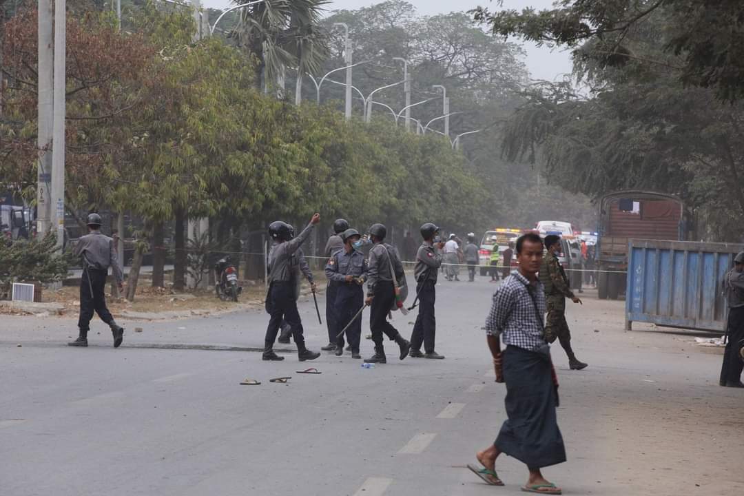 Please help us🙏🙏 
Mandalay is on Emergency
One is already died and there are many people getting hurt.The police also stop the volunteers from saving patient  who got hurt by real bullet.😔😔
#HearTheVoiceOfMyammar #WhatIsHappeningInMyanmar 
#SaveMandalay 
#Feb20Coup