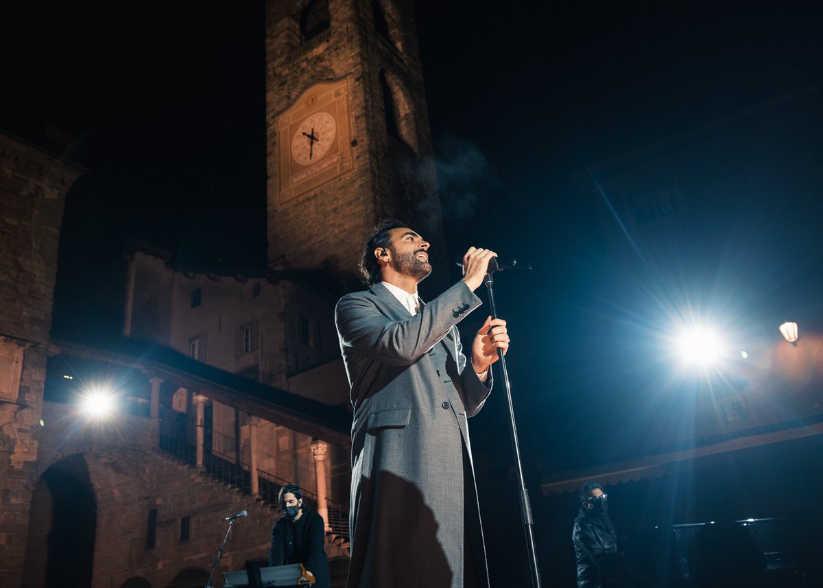 RaiUno's tweet image. Un momento di riflessione collettiva su questi tempi incerti.
Dalla Piazza Vecchia di Bergamo @mengonimarco canterà uno dei brani più intensi della musica leggera italiana.
Domani sera dalle 20.35 su #Rai1
