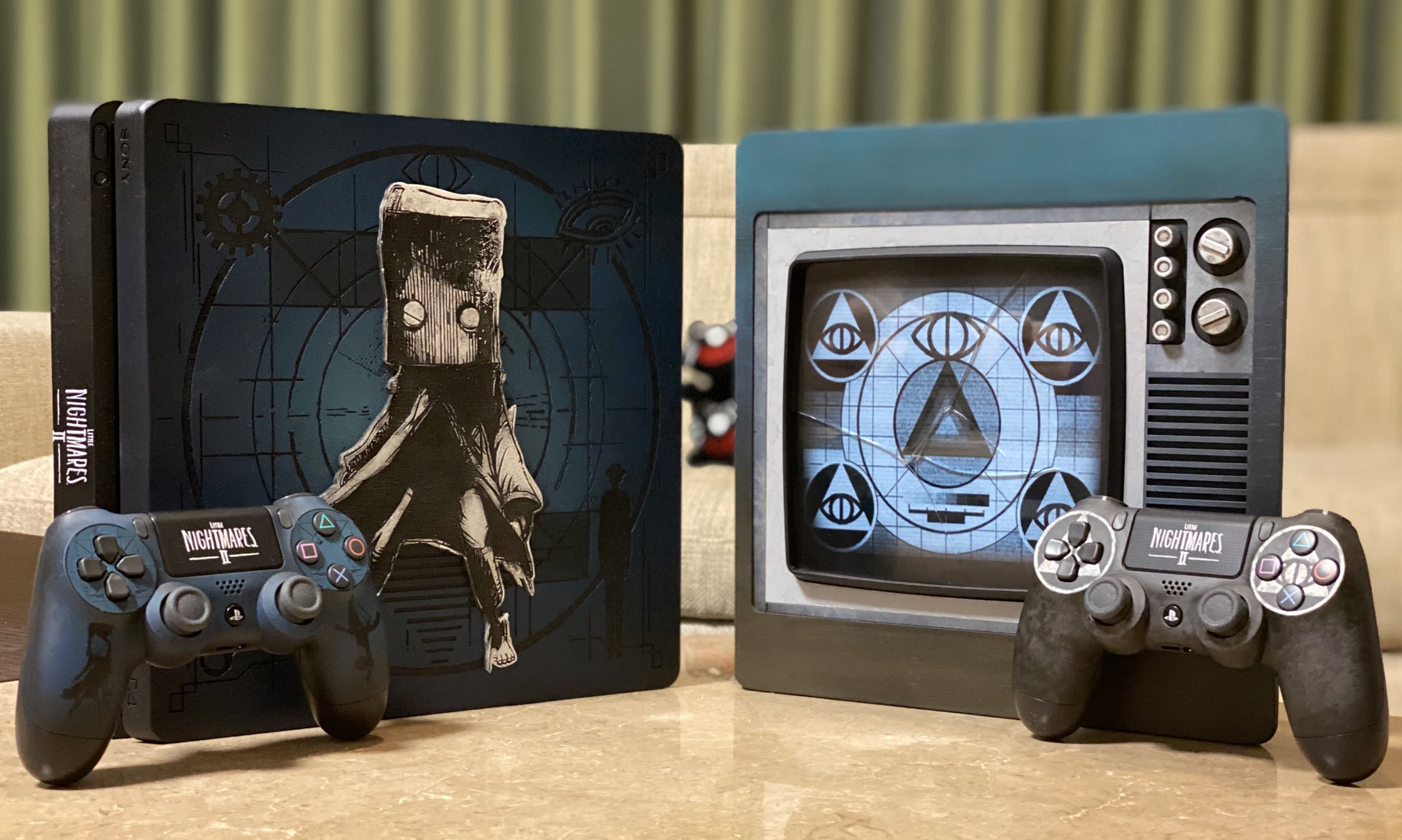 キヨ チャンネル登録者数300万人記念のお祝いとして 公式から リトルナイトメアデザイン Ps4 をプレゼントしてもらっちまったあああああああああああああああああああああああああああああ 世界に数台しかないらしい なんまら