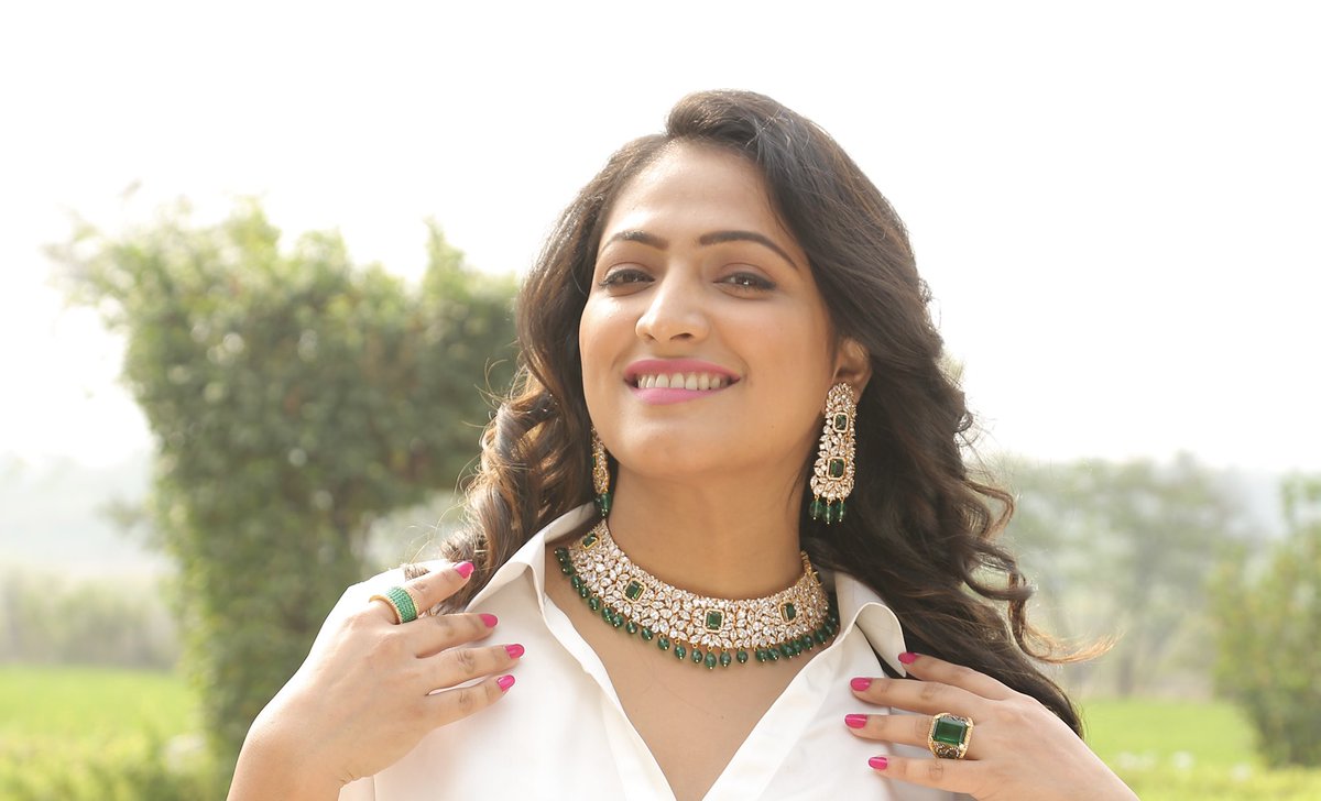 HariPrriya6's tweet photo. There is a girl, she has a smile that ________!!
Complete another sentence for me 💁🏻♀️🥰
#FunTask #LetsPlay #SaturdayVibes https://t.co/sxOleM6GIN