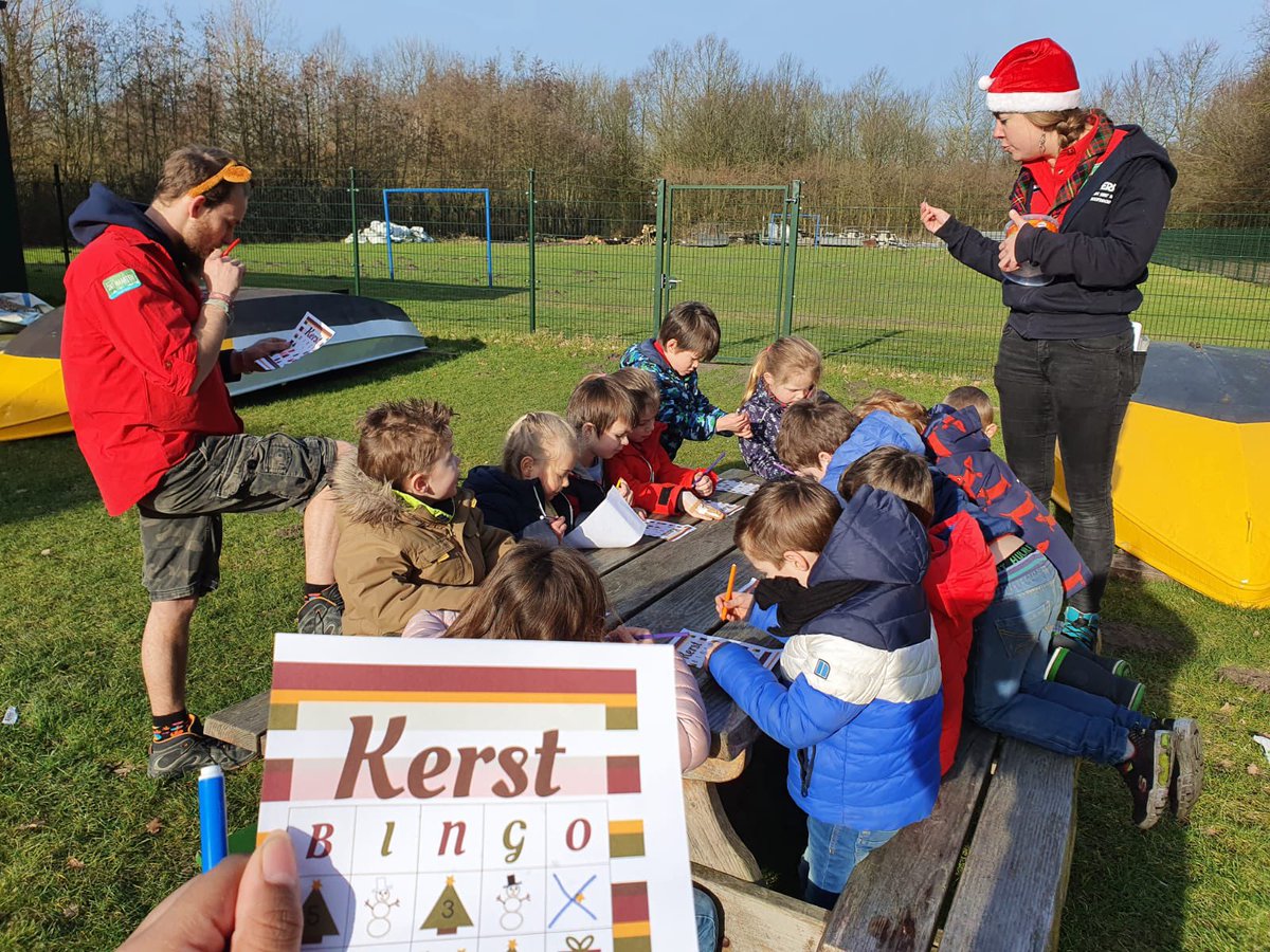 sc_st_maarten's tweet photo. De Bevers vonden het zoooo jammer dat het kerstfeest niet door kon gaan. Dat we dat vandaag maar gevierd hebben 😉. Met 🔥 en marshmallows roosteren, warme choco met slagroom + bingo en andere spelletjes. https://t.co/Mtfg2bCVep