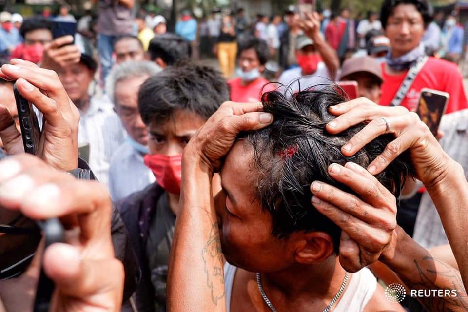 Ellen4561's tweet photo. TW: blood
TW: violence

This is not internal affair. This is not Civil War. This is just a part of the injustice act of the Myanmar Military on the peaceful unarmed protestors.

We need help!  @UN 
Please save Myanmar!!

#Feb20Coup 
#WhatsHappeningInMyanmar https://t.co/kYUfDu07mU