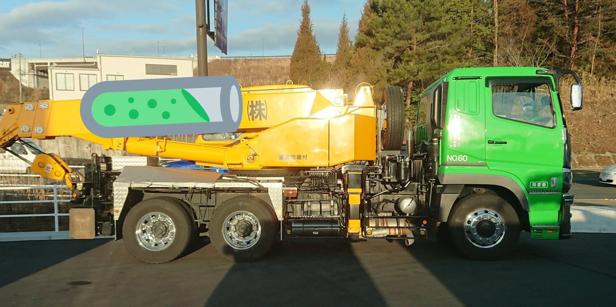 コゲ コンビニで見かけたトラッククレーン車 トラッククレーン自体久しぶりに見たのだけど 載ってるのは15tクラスのラフターの腰上だった なんの利点が って考えてたんだけど これ高速走れる 長距離移動用クレーン車なのかな 逆光ゴメン