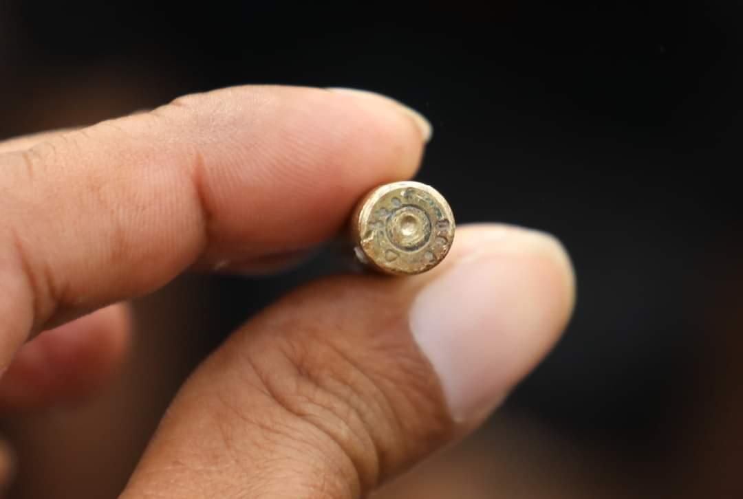 Thinzar39734347's tweet photo. Junta use real gun to break down the peacefully protesters in Mandalay. One was shooted at head with real gun and died. To get humanitarian help,how many civilians need to give up their lives. 
#WhatsHappeningInMyanmar
#Feb20Coup https://t.co/bLMikfRFsi