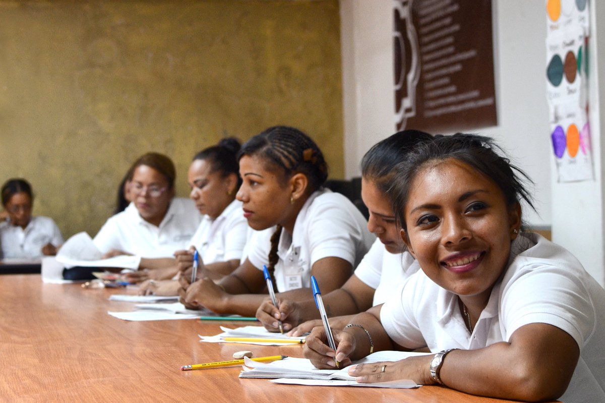 Based in #PanamaCity, <a href="/fundcalicanto/">Fundacion Calicanto</a> provides support &amp; training to vulnerable women living in poor urban communities. In 2020, many of these women lost their jobs. The charity’s CAPTA programme supported with virtual training to nurture entrepreneurial skills.
(📸 pre-pandemic).