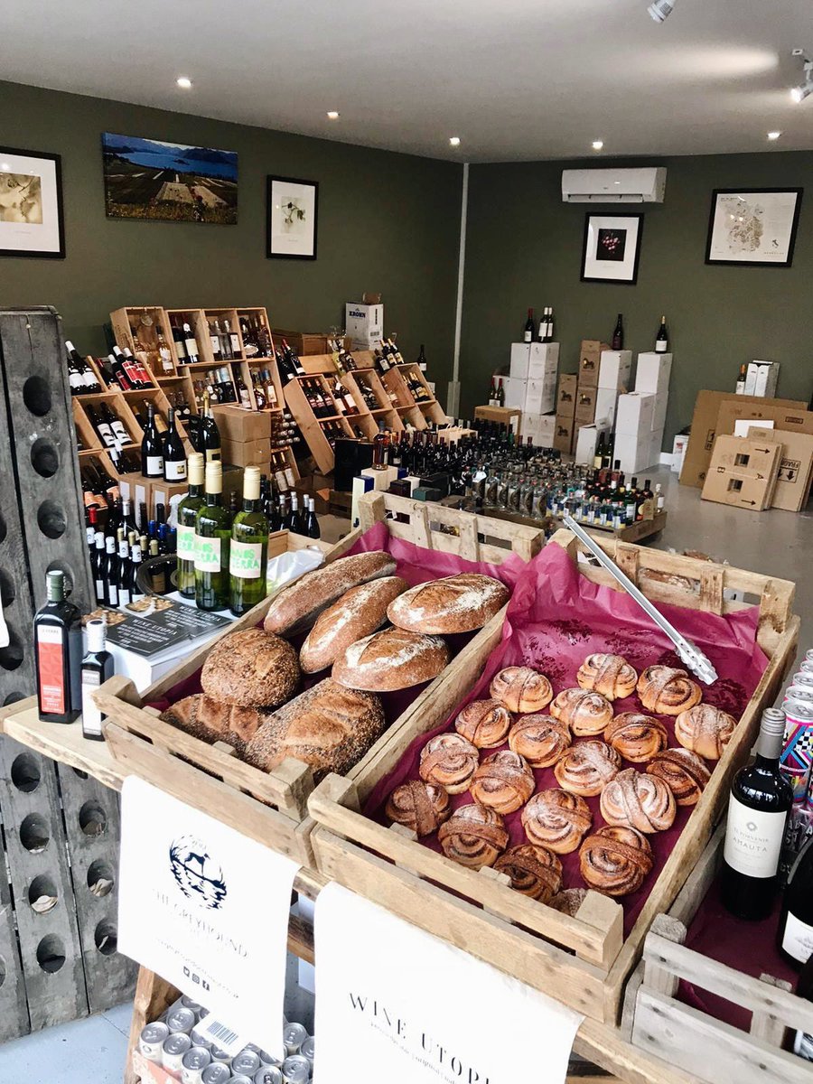 Happy weekend 🥳. The Hoxton bakery is in full swing at the Kings Worthy store, and Hannah’s ready with some wine recommendations for your Sunday roast 🍽🍷. #winchesteruk #kingsworthy #weekend #winelovers #bakery