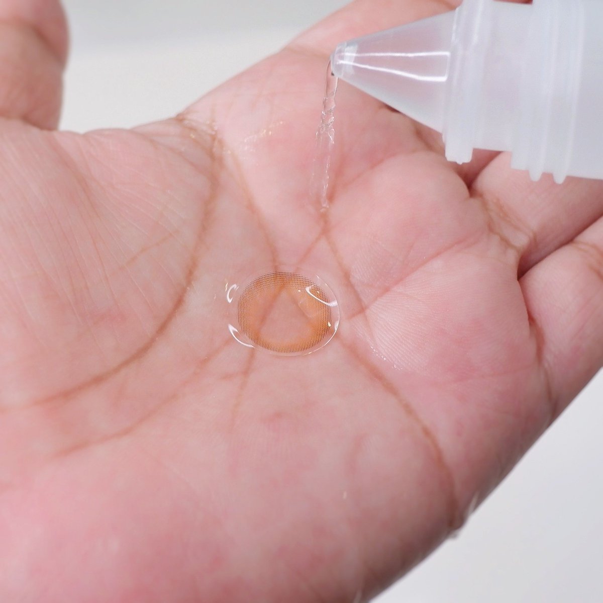 Foybeautydiary's tweet image. ใครใส่คอนแทคเลนส์แล้วรู้สึกเคืองๆตา ก่อนใส่แนะนำให้ลองล้างคอนแทคฯ ด้วยน้ำเกลือดู ช่วยได้จริงๆนะ หลังถอดนี่ก็ล้างด้วยน้ำเกลือก่อน 2-3 รอบ แล้วค่อยแช่ในน้ำยาแช่คอนแทคฯอีกที แนะนำของ Klean&amp;amp;Kare หาซื้อง่าย ตามร้านขายยาเลย #คลีนวันละครั้งล้างก่อนนอน