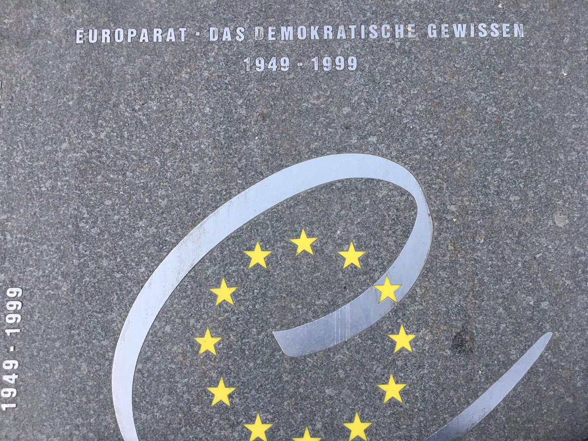 Wir demonstrieren vor dem Innsbrucker Landestheater in der Europaratsallee. 
„Europarat - Das Demokratische Gewissen“ steht hier am Boden geschrieben. 
Wobist euer Gewissen?   @EPinOesterreich @Europarl_DE @vonderleyen

#EvakuierungJetzt #EvacuateNow