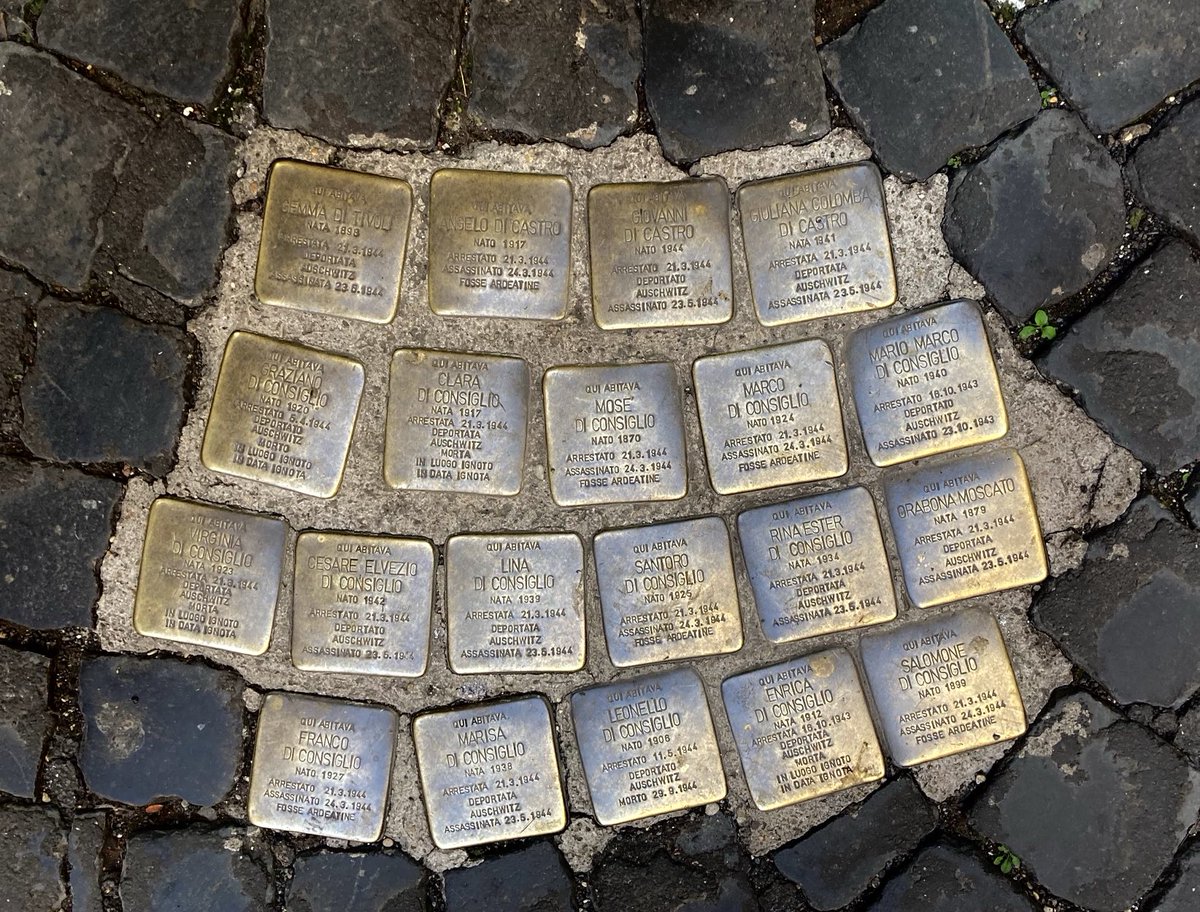 Siempre que me los encuentro me detengo y los leo todos. Y siempre, cada vez, se me encoge el corazón. #Suburra