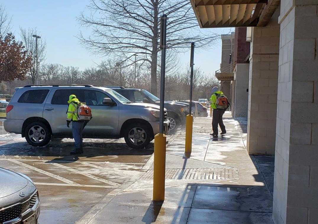 SandraBakerFW's tweet photo. #Texassnowblowers https://t.co/RsgHqSr7eY