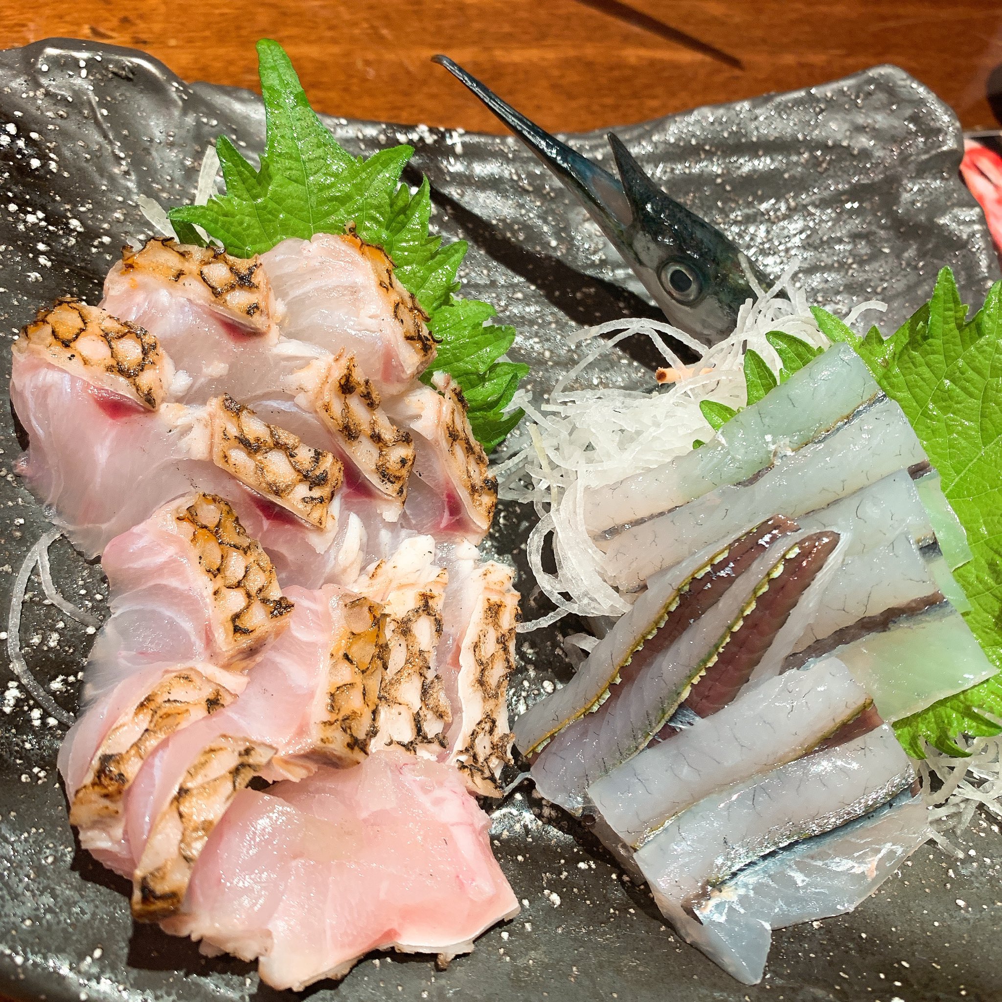 Sanae また寝落ちしてこんな時間に 週末はだいぶ気が緩むな そんな今日のご飯たちです オススメは揚げそら豆 きっと家でも作れるしトロってしてるし最強のお酒のお供 のどぐろとサヨリの刺身 フグの唐揚げ 揚げそら豆 豚の角煮 今日のごはん お酒