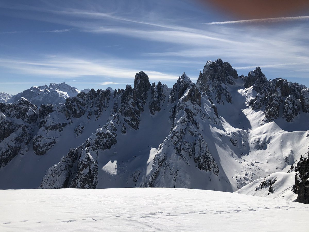 Lutby66's tweet photo. Come ultimo giorno di vacanza direi niente male. Sui Piani di Lavaredo con le ciaspe al cospetto delle 3 Signore delle Dolomiti #DreiZinnen #3Cime @ApeMilano https://t.co/lVhJhWJh3X
