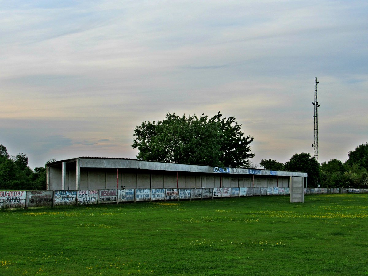 FutMaps's tweet photo. Cancha abandonada del extinto Hesbania Genoelselderen, un equipo del ascenso belga que jugó su último partido oficial en el 2009 🇧🇪 https://t.co/j1E5sKeJ4u