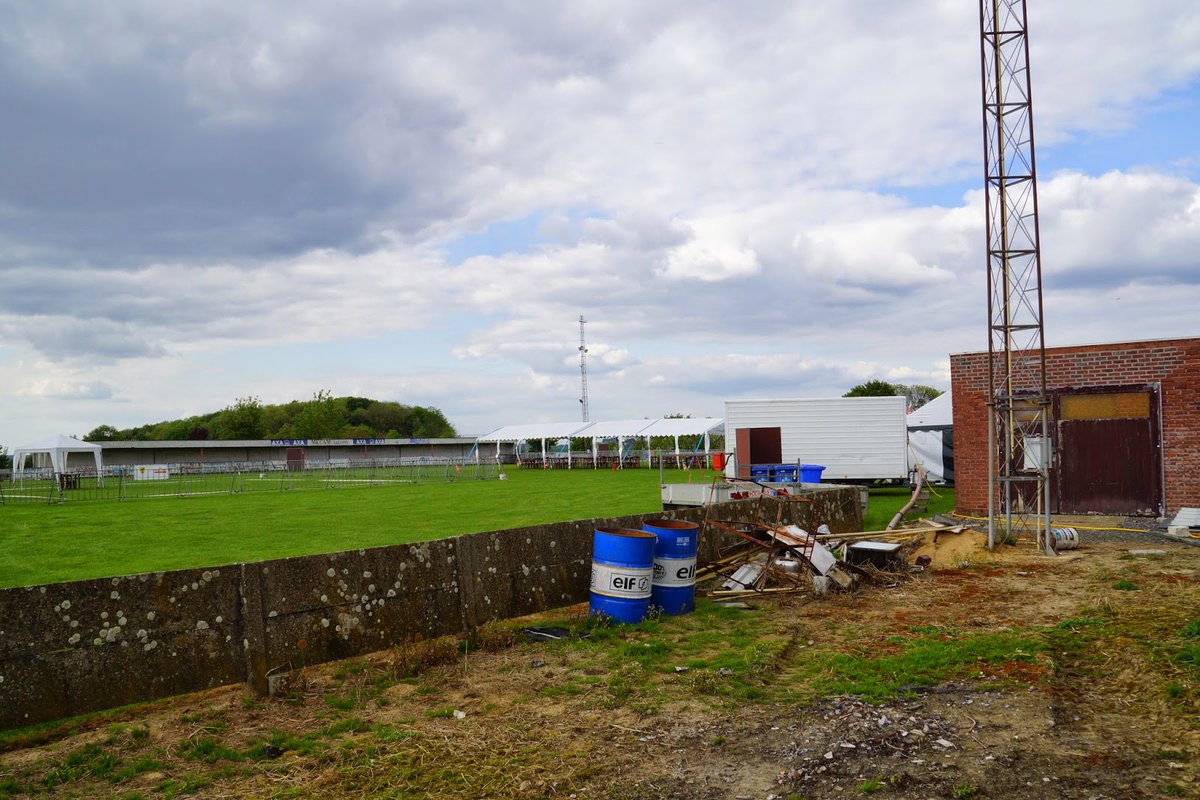 FutMaps's tweet photo. Cancha abandonada del extinto Hesbania Genoelselderen, un equipo del ascenso belga que jugó su último partido oficial en el 2009 🇧🇪 https://t.co/j1E5sKeJ4u