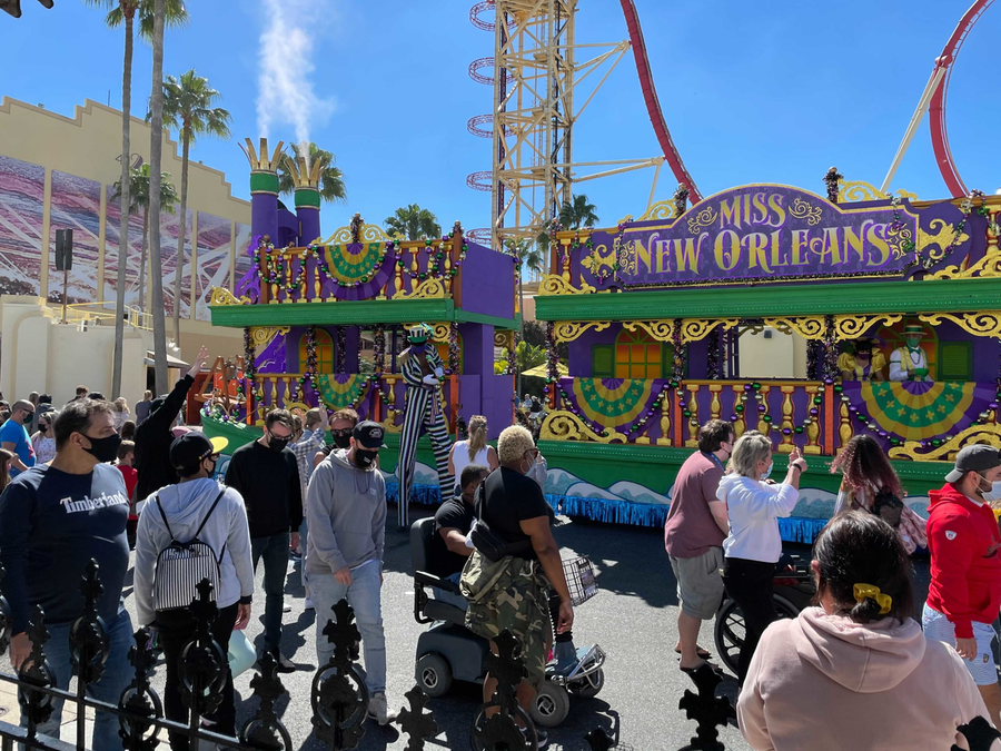 UniNewsToday's tweet photo. BREAKING: Universal Studios Florida and Universal’s Islands of Adventure Have Reached Capacity

https://t.co/N58DhlsnR6 https://t.co/UTJjsgF6CS