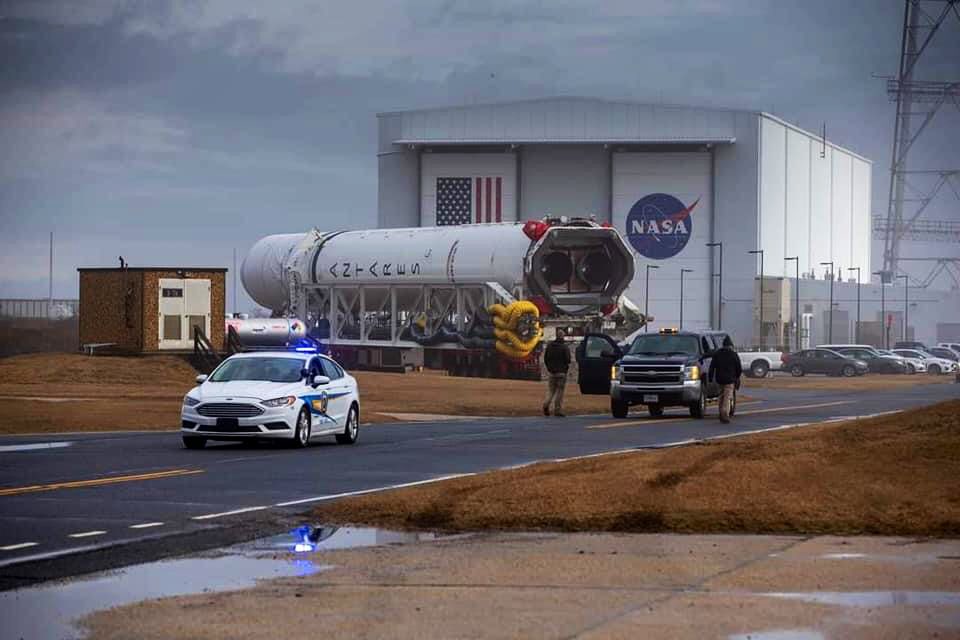 una_py's tweet image. Así salía el 🚀 cohete #Antares del Puerto Espacial de la @NASA en Virginia rumbo a la @Space_Statio, a bordo del cohete se encuentra el 1er Satélite Paraguayo #GuaraniSat1