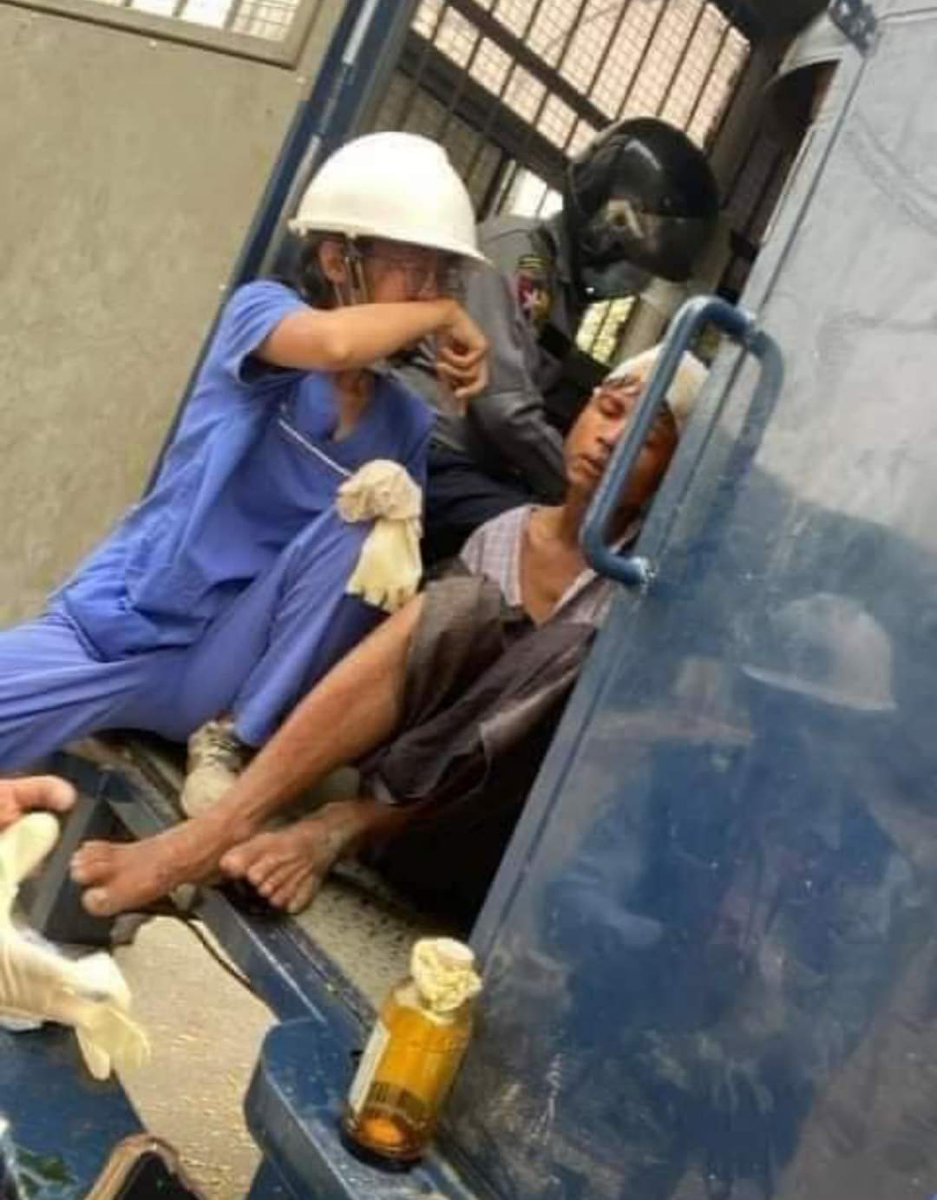 Medical officer ended up with tears in her eyes without getting a chance to stitch the serious wound cuz police couldn't even offer her 15 mins of operation time &amp; arrested the injured protestor.

#Feb20Coup
#WhatsHappeningInMyanmar