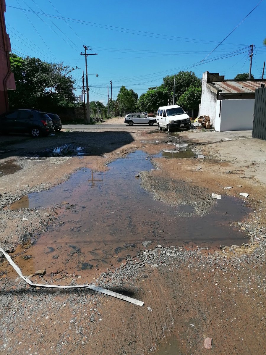 Debemos subirnos a las veredas para transitar sin romper nuestros vehículos @AsuncionMuni @EssapSA @nenechopy @ORepublicanopy
Calle Victoriano Abente y Andrade