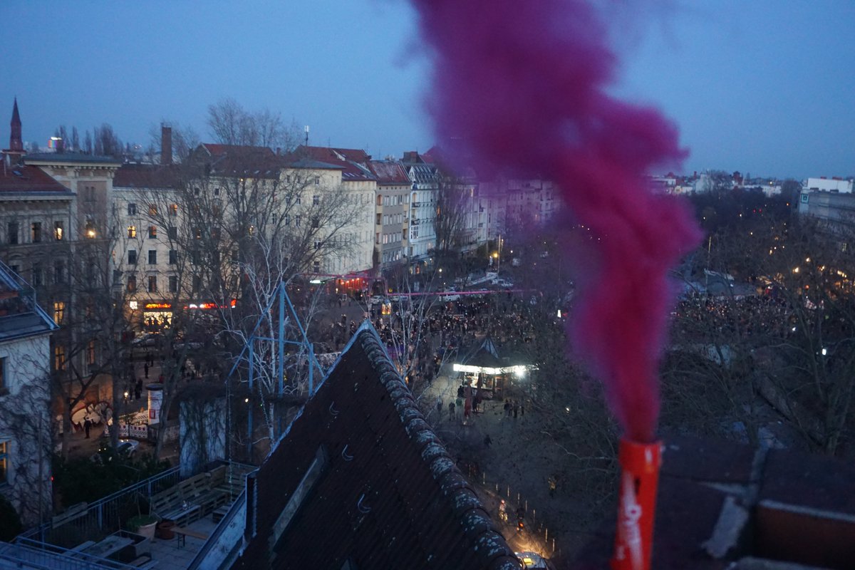 No Justice - No Peace! Heute zogen 20.000 Menschen ein Jahr nach dem rassistischen Terroranschlag von #Hanau von Neukölln nach Kreuzberg. Unsere Nachbar*innenschaft sendete antifaschistische Grüße vom Dach an die Demo auf der #Kottbusserbrücke. #KeinVergeben #KeinVergessen #b2002