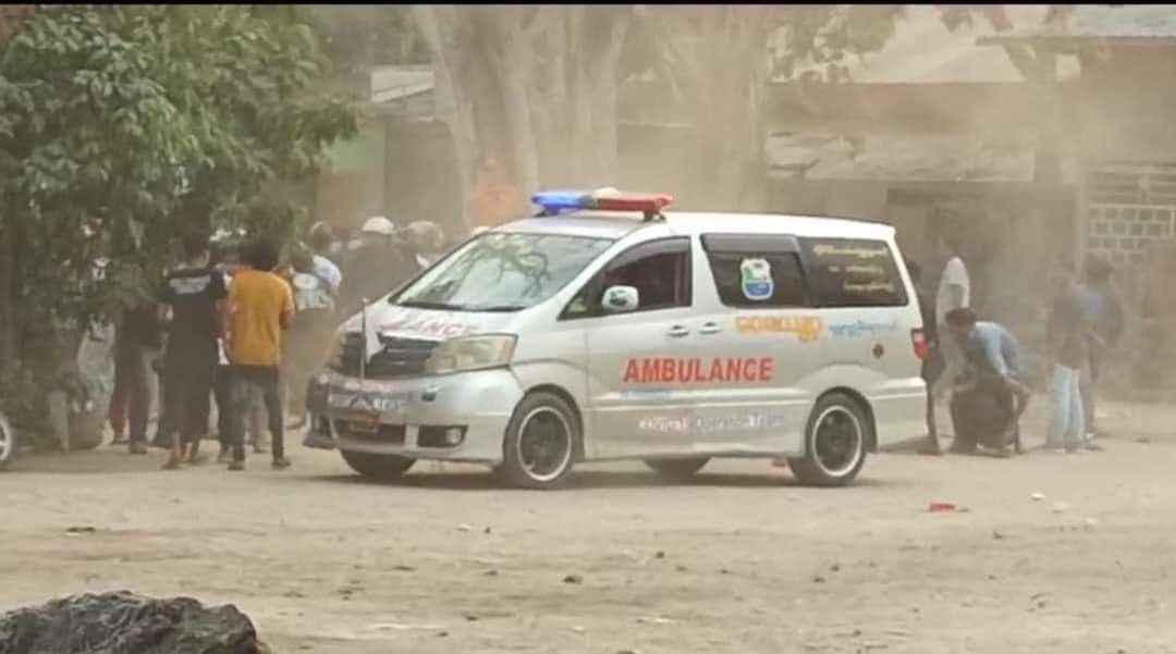 SweThetHtar67's tweet photo. 20/2/21 Mandalay , Myanmar
Military Coup/Police started shooting to Ambulances and RedCross volunteers who were trying to rescue injured people! Its against the Geneva Convention. Even during war you can't do this!

This is a WAR CRIME !

#WhatsHappeningInMyanmar
#Feb20Coup https://t.co/SSd8q3W2Lo