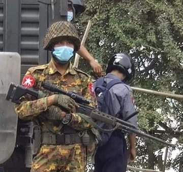 Benjamin969698's tweet photo. Burmese military are using Sniper during today brutality crackdown in Mandalay

This soldier is holding a MAS-1 MK II sniper rifle which is based on the Zastava 91.

Bullet type is a NATO 7.62 x 51 mm. 

#WhatsHappeningInMyanmar 
#Feb20Coup https://t.co/hYsmWbUpvY